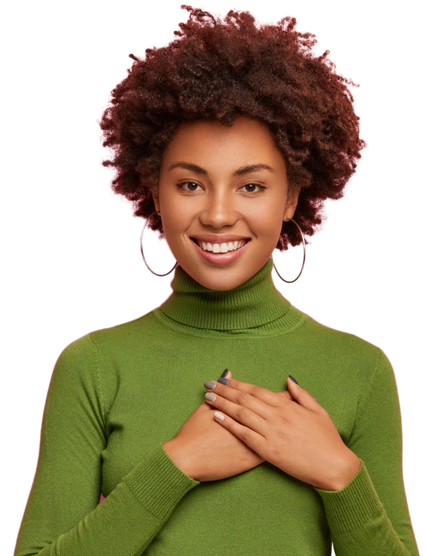 Modelo mulher negra vestindo moletom verde sorrindo
